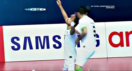 Farhad Tavakoli hạ gục thủ thành Văn Huy