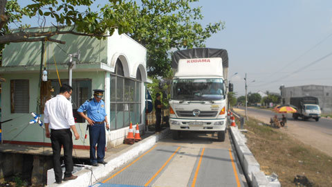 Dân 'tố' xe quá tải, Chánh thanh tra bị kiểm điểm