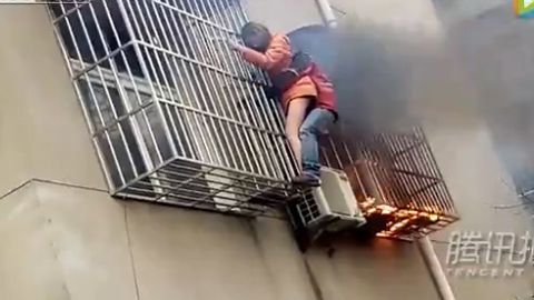 Nghẹt thở cứu thiếu nữ từ tầng 3 chung cư cháy