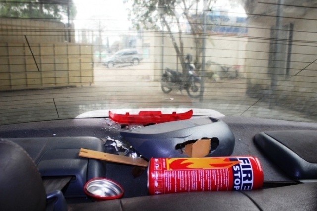 Thanh Hóa: Bình cứu hỏa phát nổ trong xe hơi