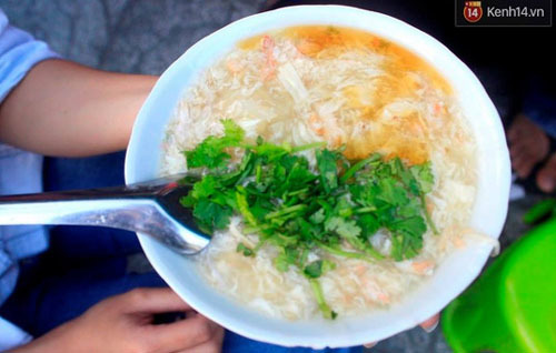 Quán súp cua vỉa hè ở Sài Gòn 20 năm luôn đông nghịt khách