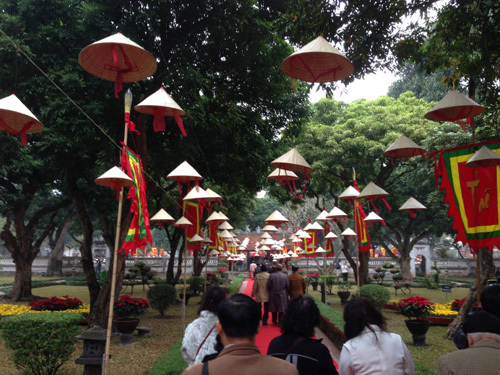 Nón lá phủ kín Văn Miếu ngày thơ Việt Nam