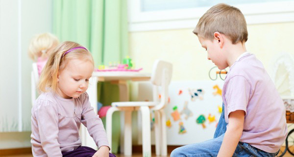 Bố mẹ dạy con sạch nhà, bẩn ngõ