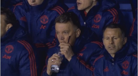 Van Gaal quẫn trí, suýt chọc bút chì vào mắt