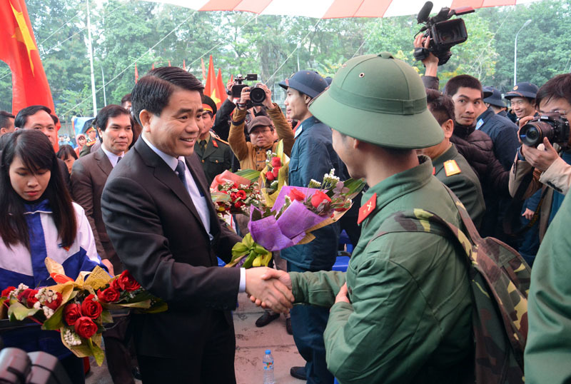 Chủ tịch HN tiễn thanh niên lên đường nhập ngũ