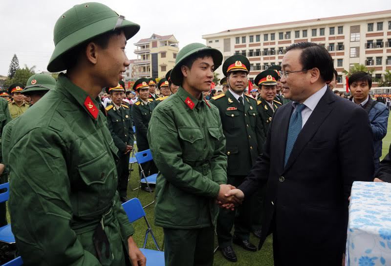 Bí thư HN dặn tân binh viết thư cho gia đình, người yêu