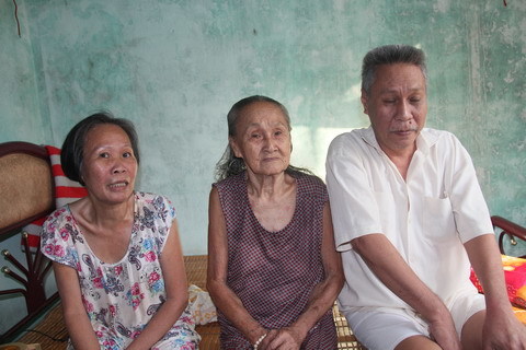 Mẹ già gần 90 tuổi nuôi 2 con bệnh tật
