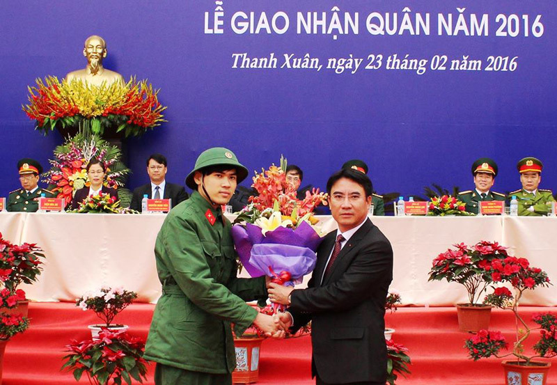 Nam sinh tạm dừng du học tại Anh lên đường nhập ngũ