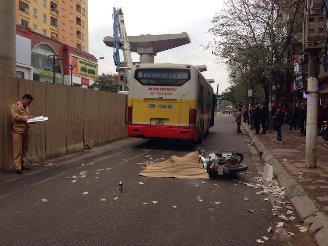 Xe buýt cán chết người trên phố đông nhất Hà Nội