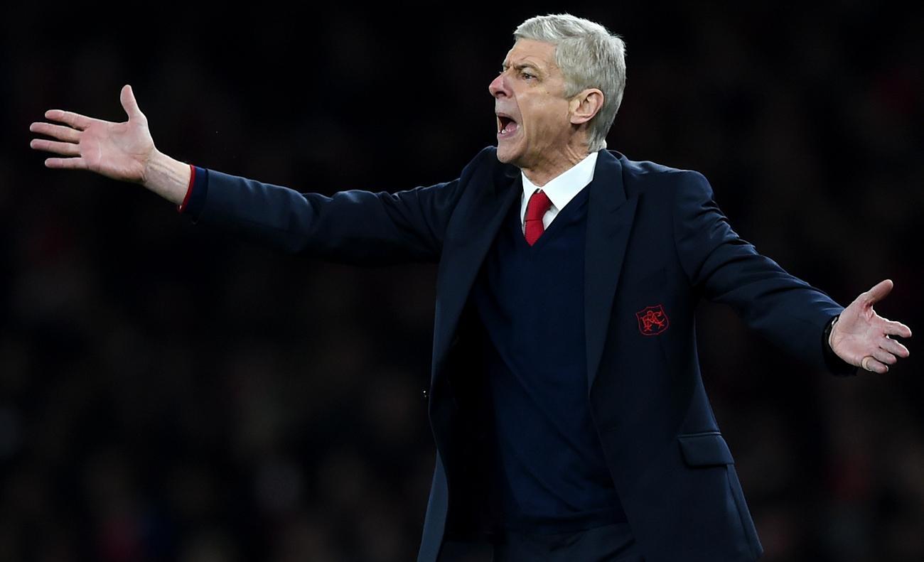 Wenger tức giận mắng học trò đá 