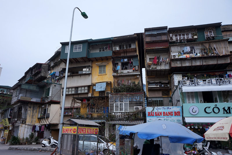 Cận cảnh những chung cư đặc biệt nguy hiểm ở Hà Nội
