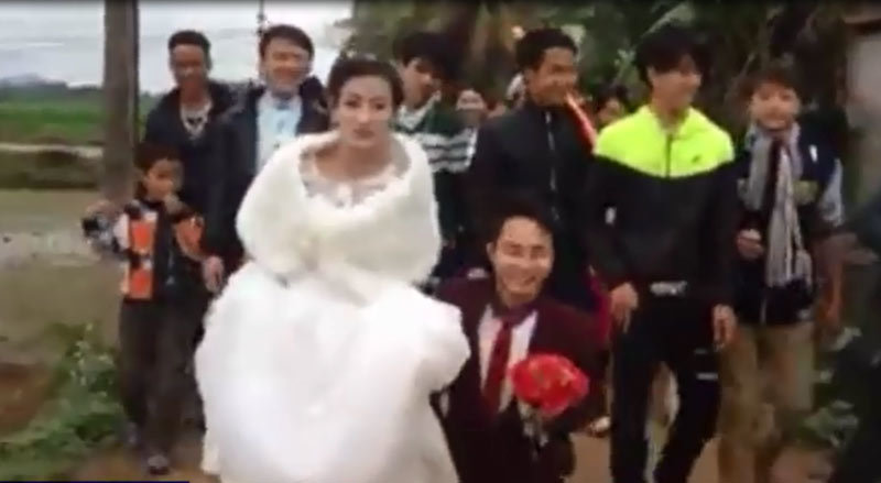 Xôn xao đám cưới 'chú lùn - Bạch Tuyết'