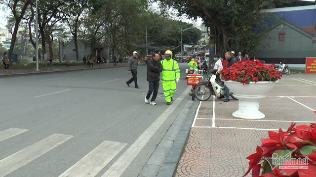 Đi bộ sai bị phạt: 'Tôi làm gì có tội'