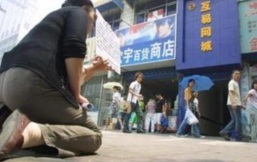 Phụ huynh quỳ gối trước cửa quán game cầu xin con về nhà