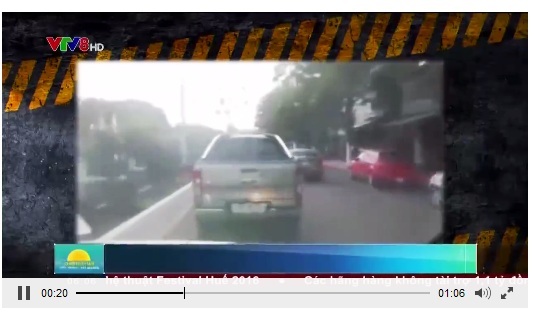 Xe bán tải 'trêu ngươi' xe cấp cứu đang hú còi ầm ĩ
