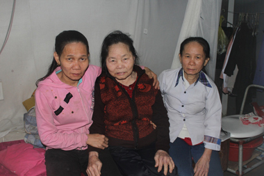 Thương người đàn ông một mình chăm 4 người thân bệnh tật