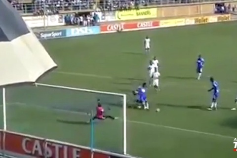 Học đòi Messi, cầu thủ Zimbabwe hỏng penalty