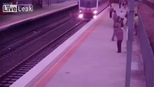 Liều lĩnh vượt qua mũi tàu đang lao tới