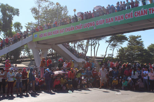 Quốc lộ 1K kẹt cứng vì hàng ngàn công nhân đình công