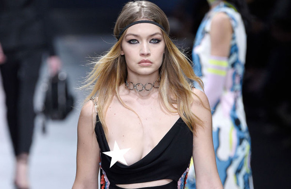 Diện váy táo bạo, siêu mẫu lộ vòng 1 trên sàn diễn