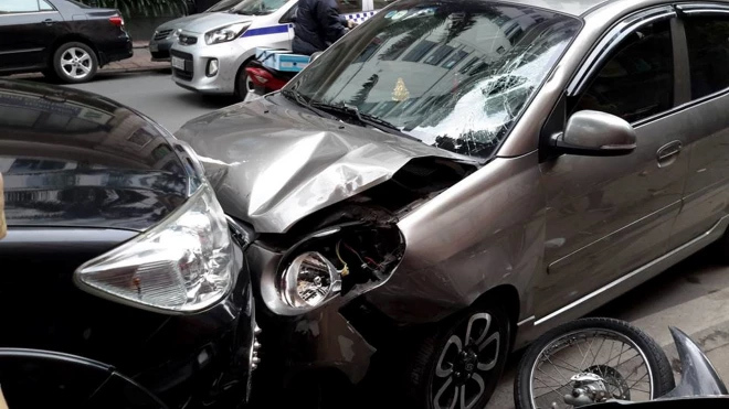 Hà Nội: Ôtô mất lái gây tai nạn khiến hai người bị thương nặng