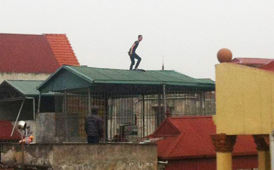 Hà Nội: Nam thanh niên la hét, cố thủ trên nóc nhà 4 tầng
