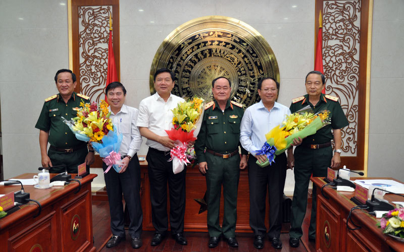 Bí thư Đinh La Thăng làm việc với Quân khu 7