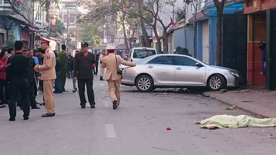 Hà Nội: Xe điên đâm loạt xe máy, 3 người chết
