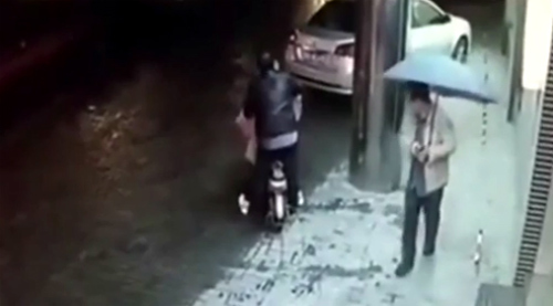 10 clip 'nóng': Dửng dưng nhìn thiếu nữ bị sàm sỡ