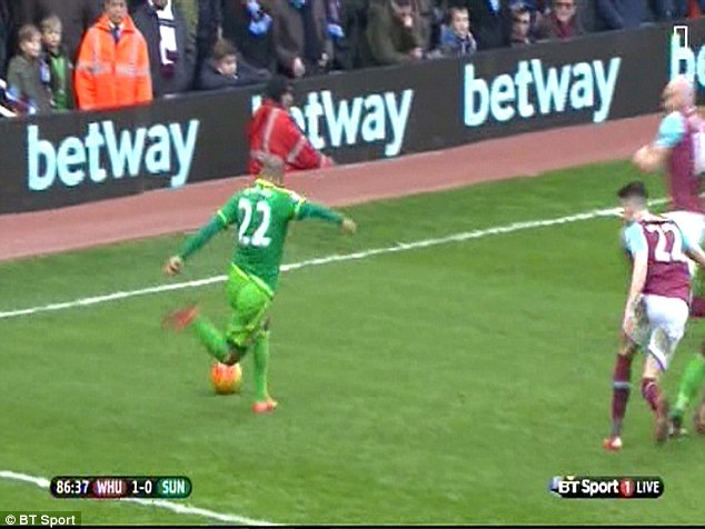 Chết cười với cú rabona của sao Ngoại hạng