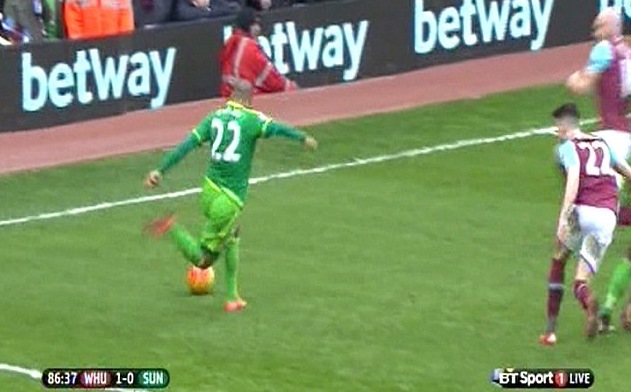 Chết cười với cú Rabona của sao Ngoại hạng