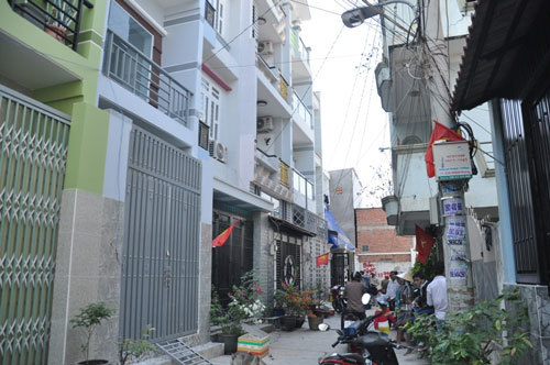 Con gái khoá cửa, gọi CA đến bắt cha vì nghi giết mẹ