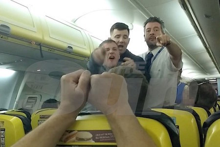 6 hành khách say xỉn 'bắt' máy bay hạ cánh khẩn cấp