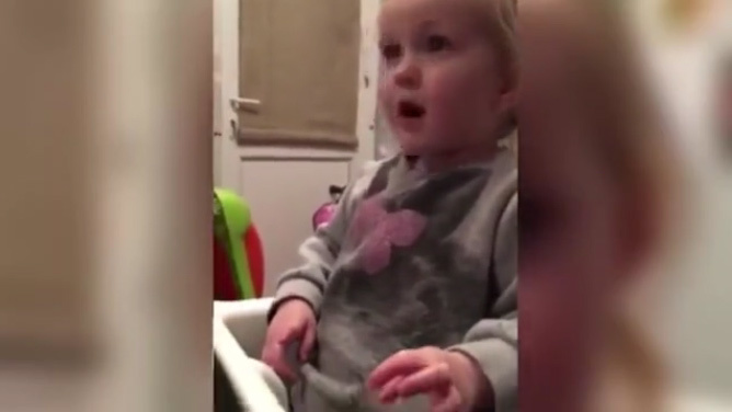 CĐV 2 tuổi an ủi HLV Wenger bằng bài hát siêu hot
