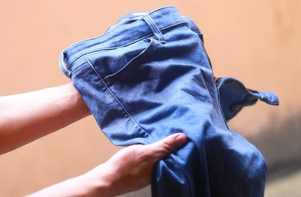 Muốn giữ quần jean sạch đẹp? Đừng... giặt!