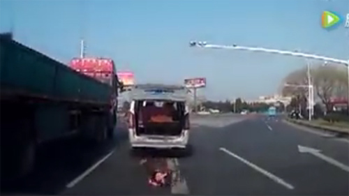 Bé gái rơi khỏi ô tô đang phóng giữa đường