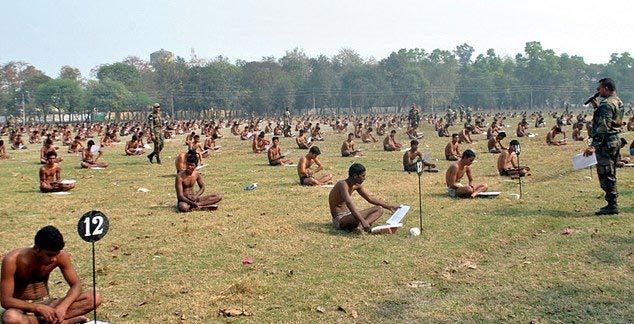 Ấn Độ: Bắt thí sinh cởi hết quần áo để thi tuyển quân