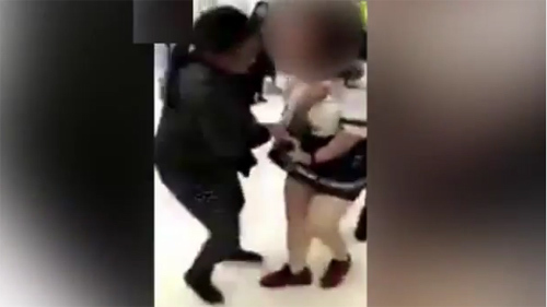 Thiếu nữ bị lột váy trước trung tâm thương mại