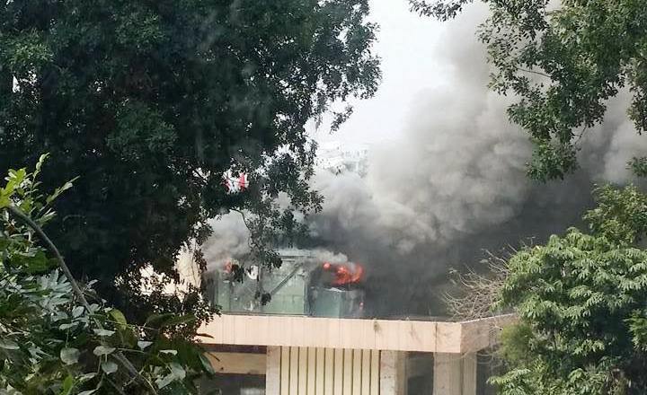 Cháy Cung thiếu nhi Hà Nội, cột khói nghi ngút