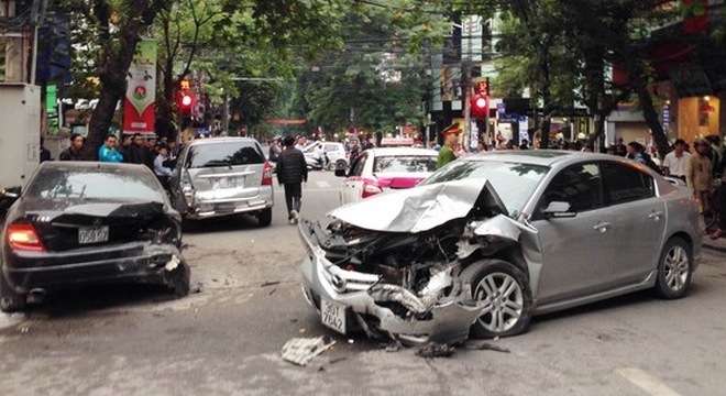 Camry đâm chết 3 người: Đổ tội cho số tự động
