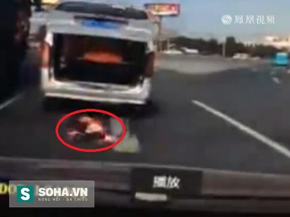 Cháu lăn từ xe ô tô xuống đường, ông không biết lái xe đi thẳng