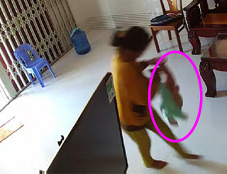 Điếng người thấy ôsin dốc ngược con 8 tháng qua camera