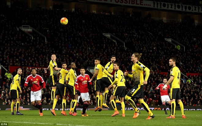 Quay chậm siêu phẩm sút phạt của Mata vào lưới Watford