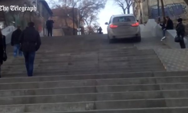 Xe BMW 'leo' cầu thang dành cho người đi bộ