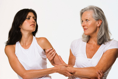 Phạt thế nào khi mẹ chồng đánh con dâu khâu 15 mũi