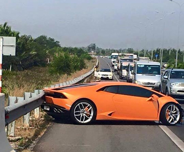 Siêu xe Lamborghini Huracan gặp nạn đầu tiên tại Việt Nam