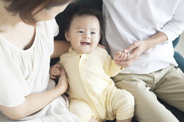 Bác muốn nhận tôi làm con nuôi để bảo lãnh sang nước ngoài