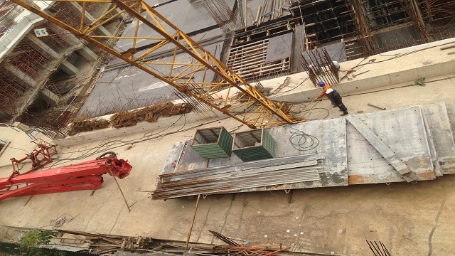 Hà Nội: Cần cẩu bất ngờ đổ sập trong đêm