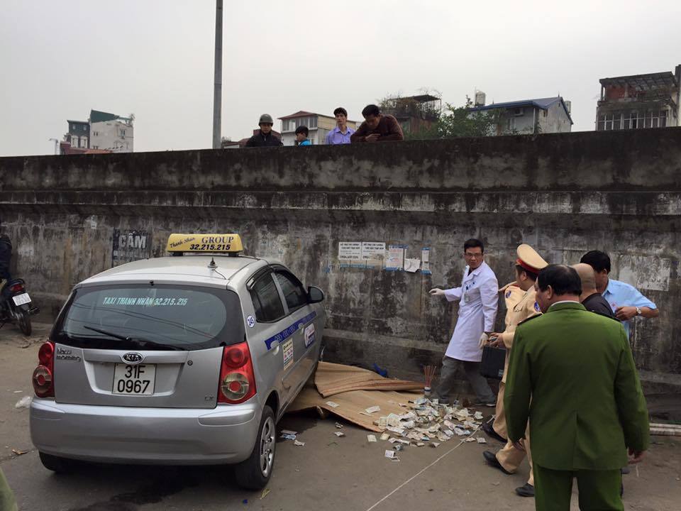 Hà Nội: Ngồi chơi bị taxi đâm, bà chết, cháu gãy chân