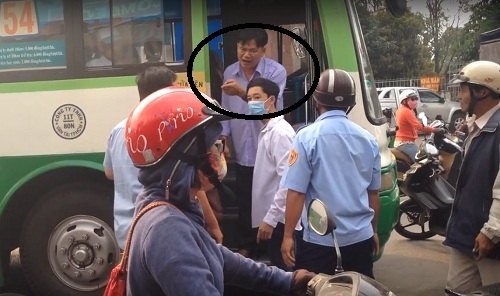 Tài xế xe buýt ép ngã xe, hành hung người đi đường